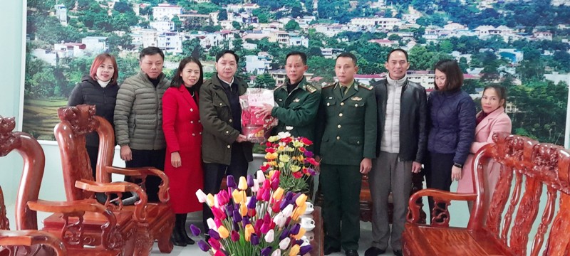 Đoàn công tác của Hội liên hiệp phụ nữ huyện Quang Bình thăm và chúc Tết Đồn Biên phòng Xín Mần