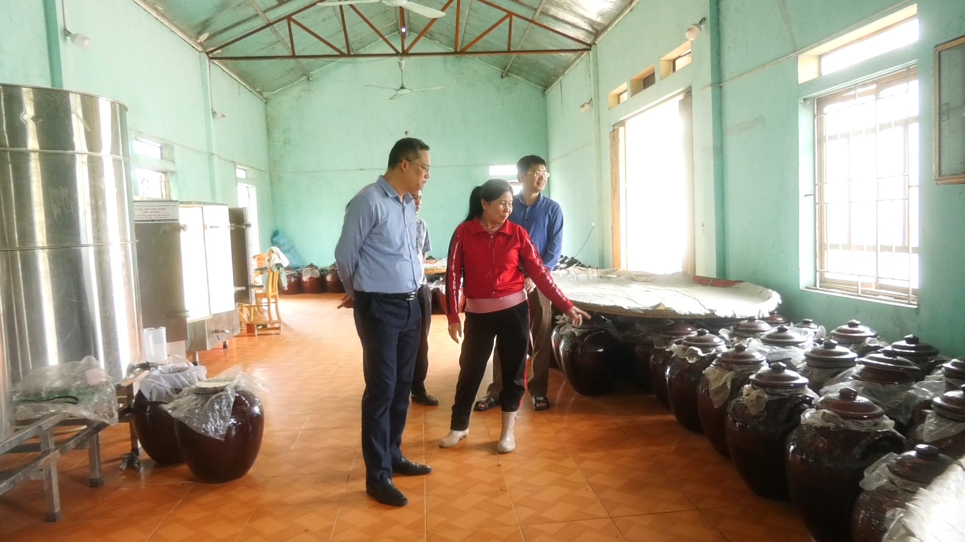 Chủ tịch UBND huyện thăm cơ sở sản xuất rượu ngô Quang Bình