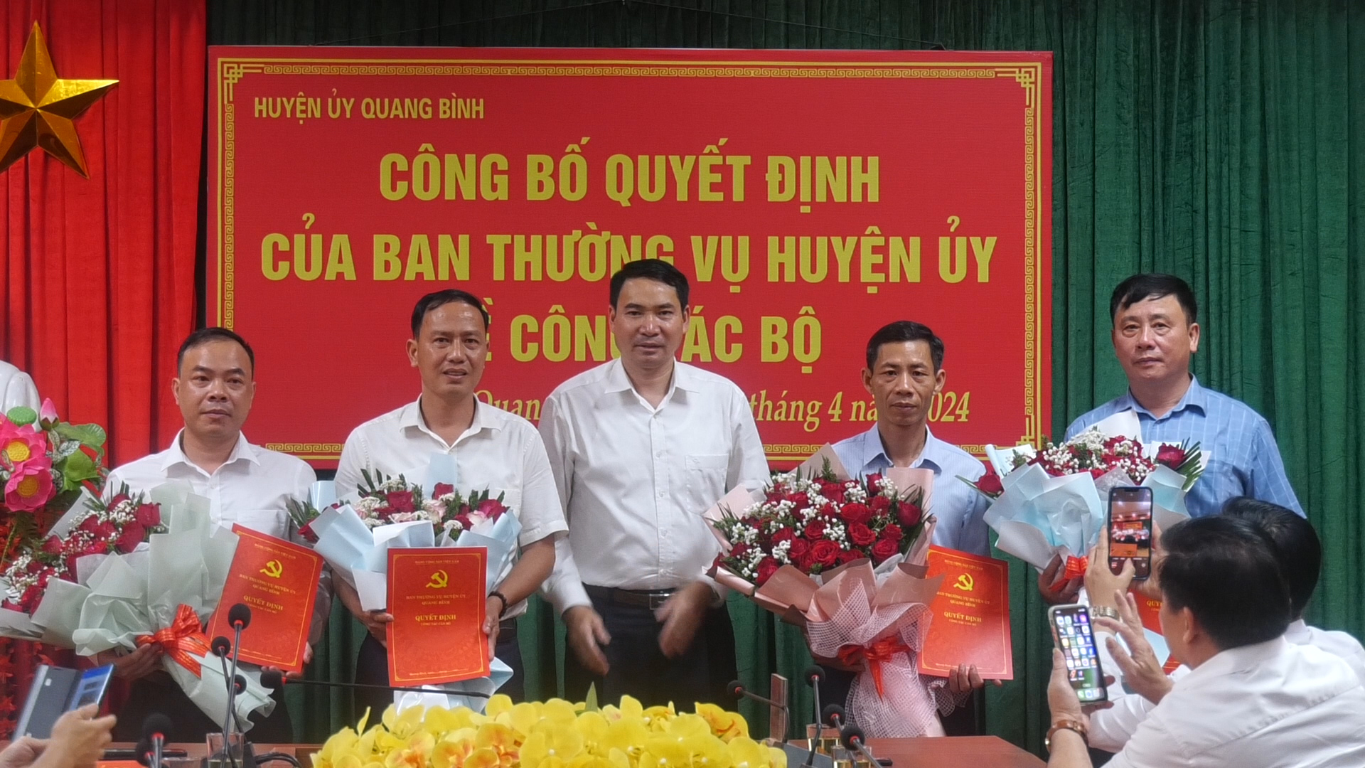Huyện ủy Quang Bình tổ chức Lễ công bố các quyết định về công tác cán bộ