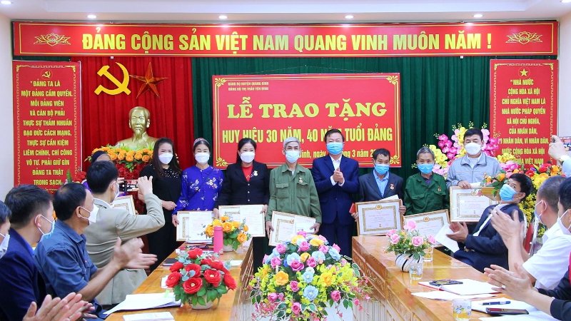 Trao tặng Huy hiệu 40, 30 năm tuổi Đảng cho đảng viên Đảng bộ thị trấn Yên Bình